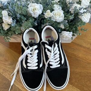 VANS in size 6 men. LIKE NEW